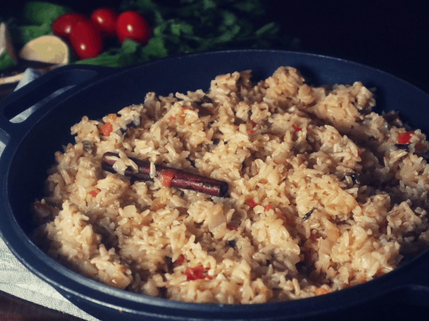 Aomaattinen riisi saa makua muun muassa kanelitangosta.